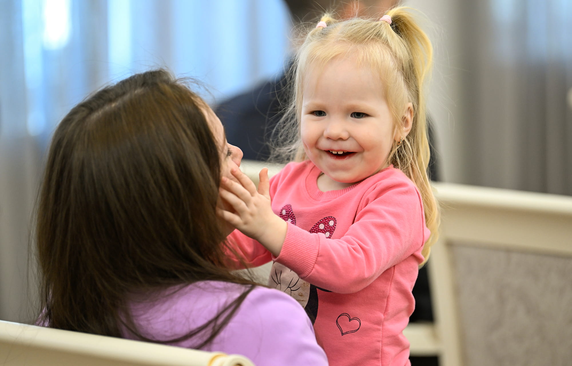 Виталий Королев вручил молодым семьям Тверской области жилищные сертификаты