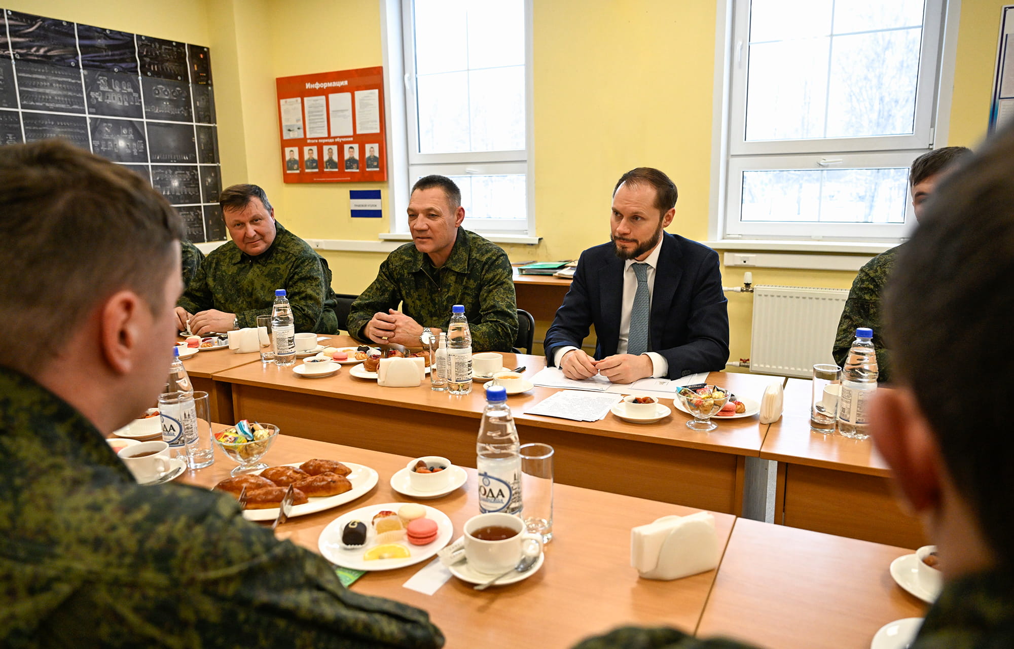 Виталий Королев в Торжке встретился с военнослужащими Центра боевого применения и переучивания летного состава армейской авиации