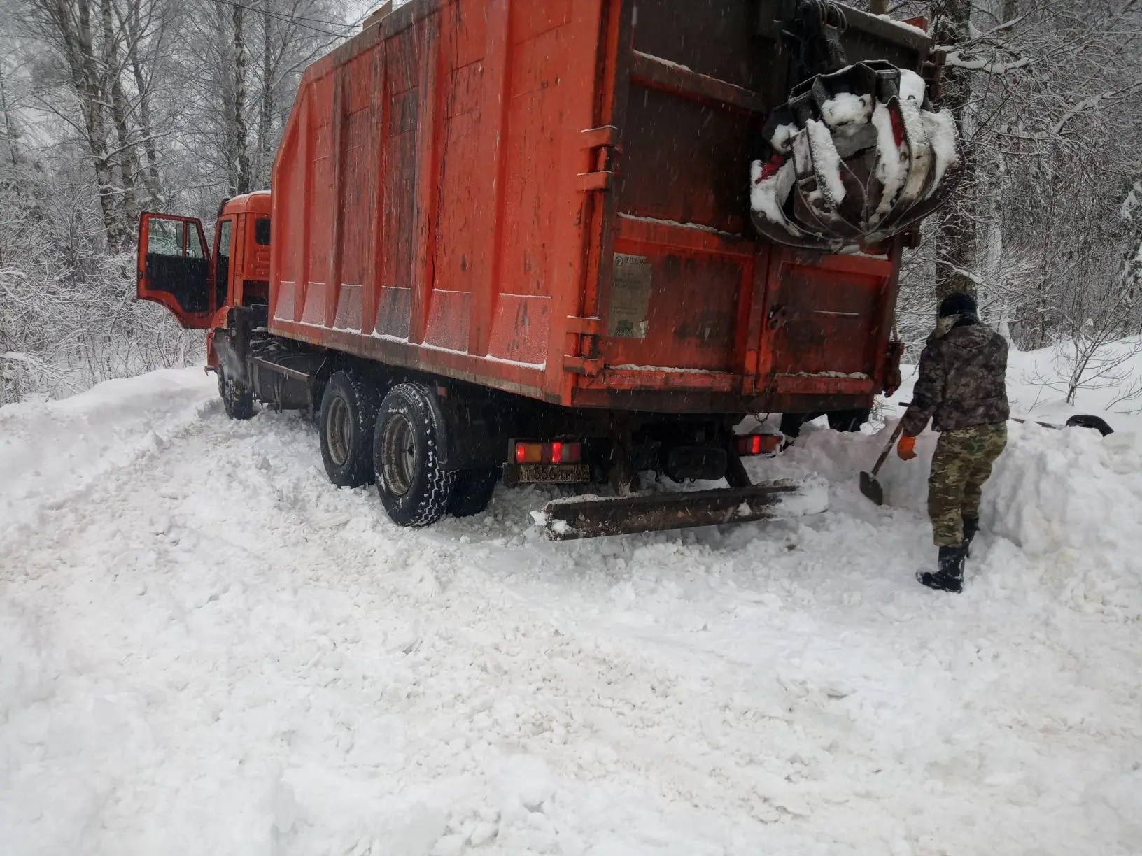 Во дворах Твери застревают мусоровозы