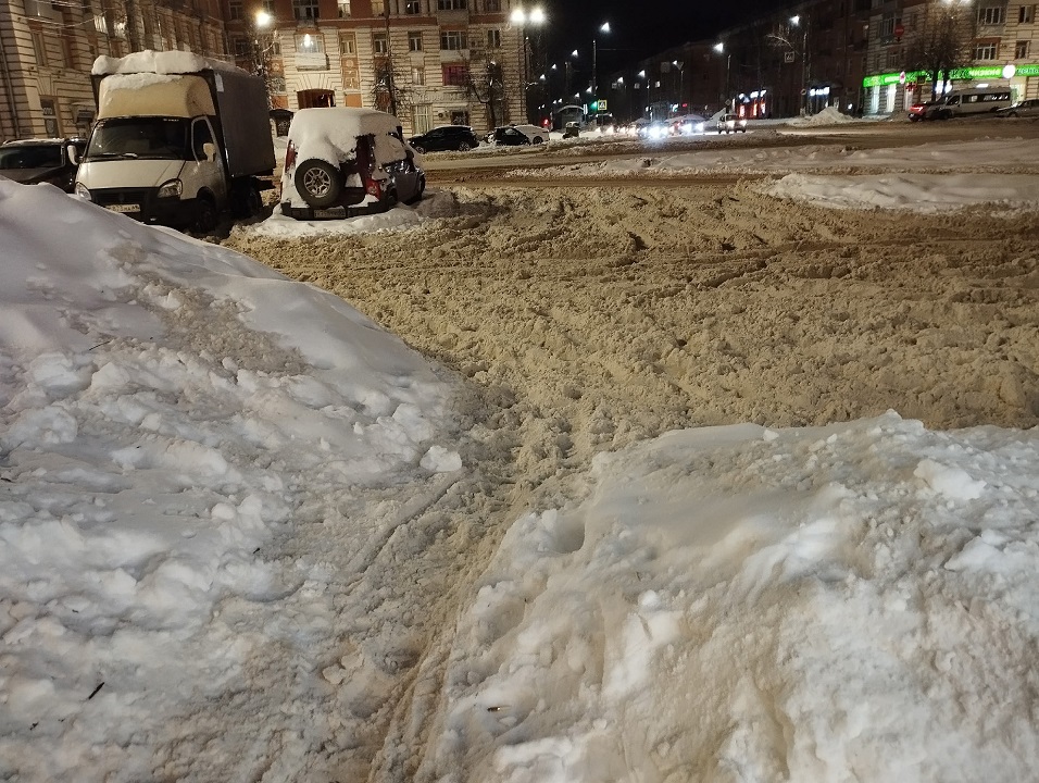 В Твери пешеходы рискуют здоровьем, идя по тротуару