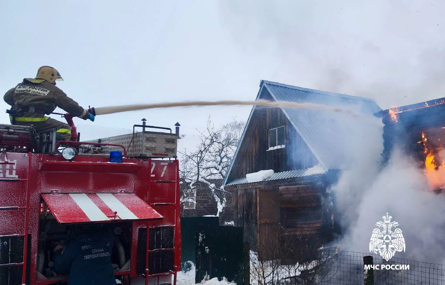 В Тверской области пожарные не дали распространиться огню по деревне