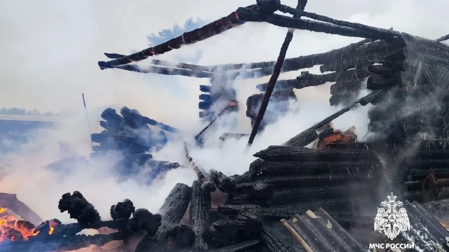 В Тверской области пожарные не дали распространиться огню по деревне