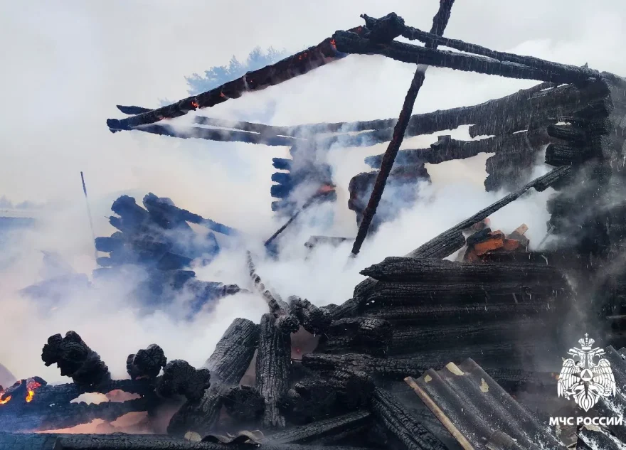 В Тверской области пожарные не дали распространиться огню по деревне