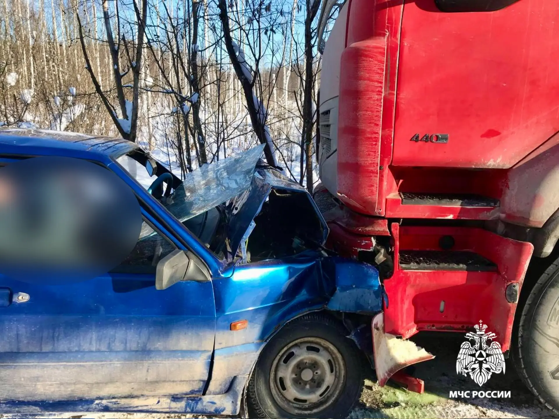 В Тверской области два человека пострадали в столкновении "Лады" и фуры