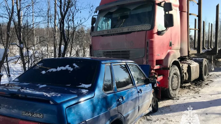 В Тверской области два человека пострадали в столкновении "Лады" и фуры