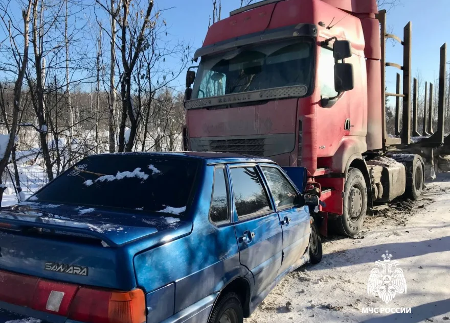 В Тверской области два человека пострадали в столкновении "Лады" и фуры
