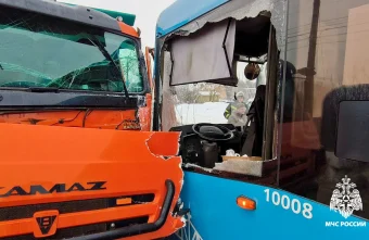 В Твери спасатели освободили водителя "Камаза", столкнувшегося с автобусом водителя