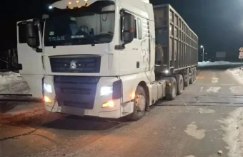 В Тверской области грузовик застрял на железнодорожных путях грузовик