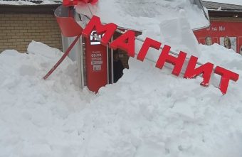 В Тверской области снежная лавина с крыши «Магнита» повредила вывеску и завалила вход Магнита