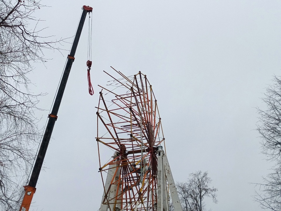 Появились кадры демонтажа колеса обозрения в Твери