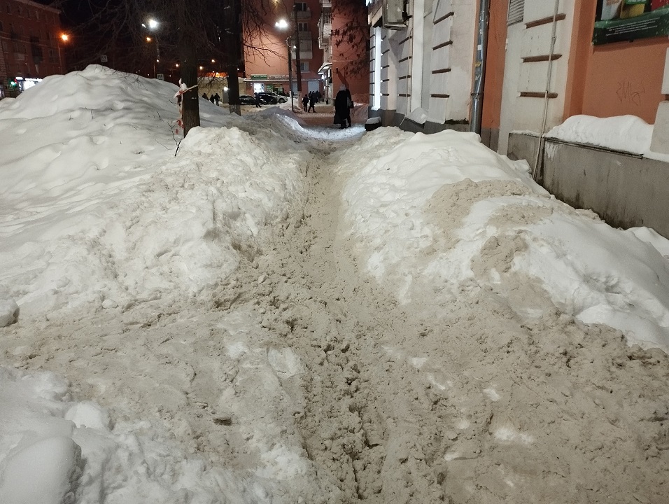 В Твери пешеходы рискуют здоровьем, идя по тротуару