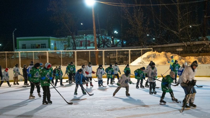 Юные хоккеисты из Лихославля получили подарки от звезды НХЛ