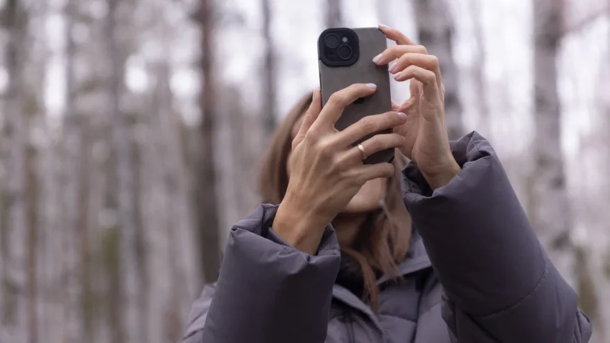 Смартфон в дикой природе: эксперт рассказал о правилах обращения со смартфоном там, где нет связи