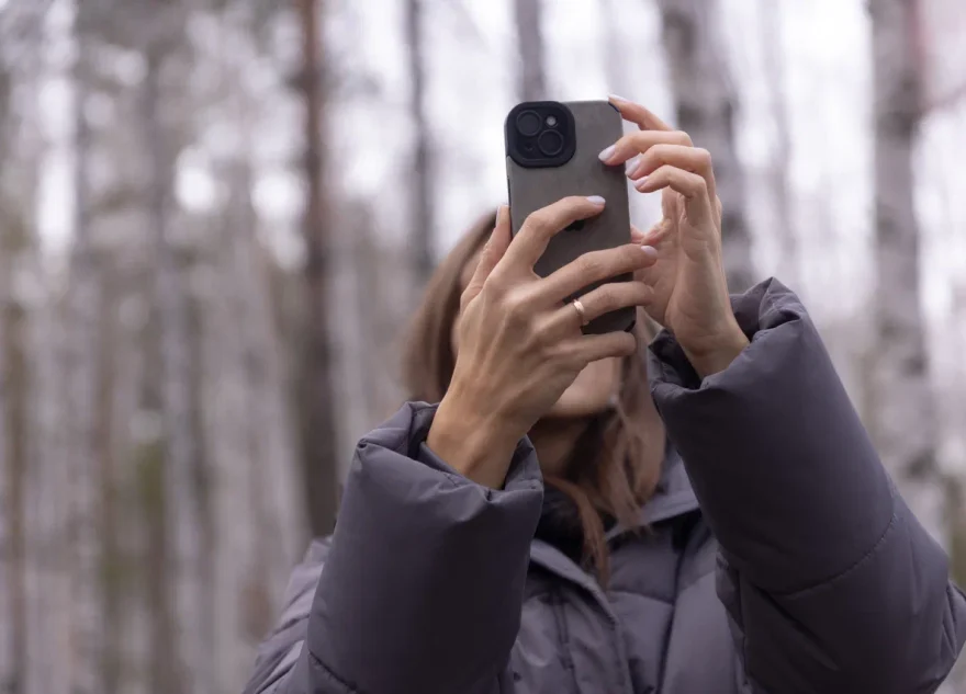Смартфон в дикой природе: эксперт рассказал о правилах обращения со смартфоном там, где нет связи