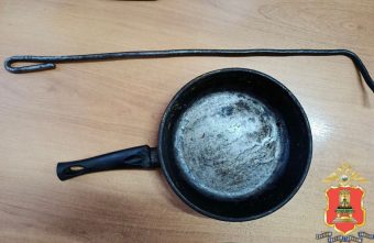 сковородой