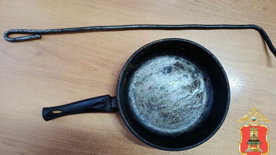 сковородой