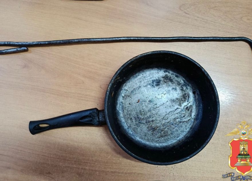 сковородой