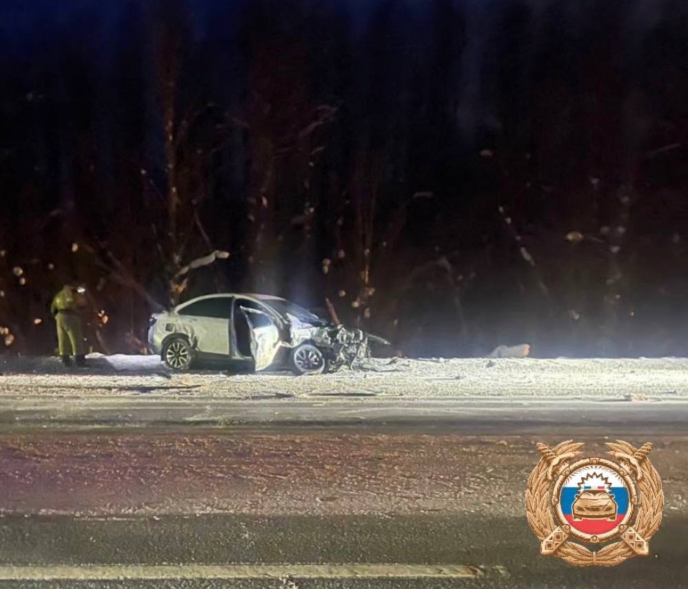 На трассе в Тверской области легковушка попала под большегруз