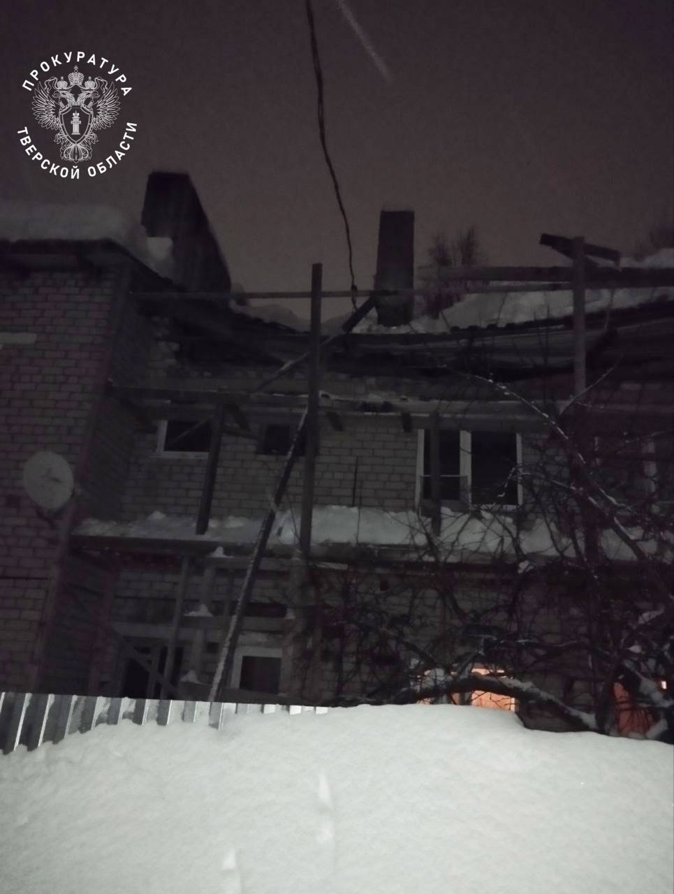 В Тверской области под весом снега обрушилась крыша