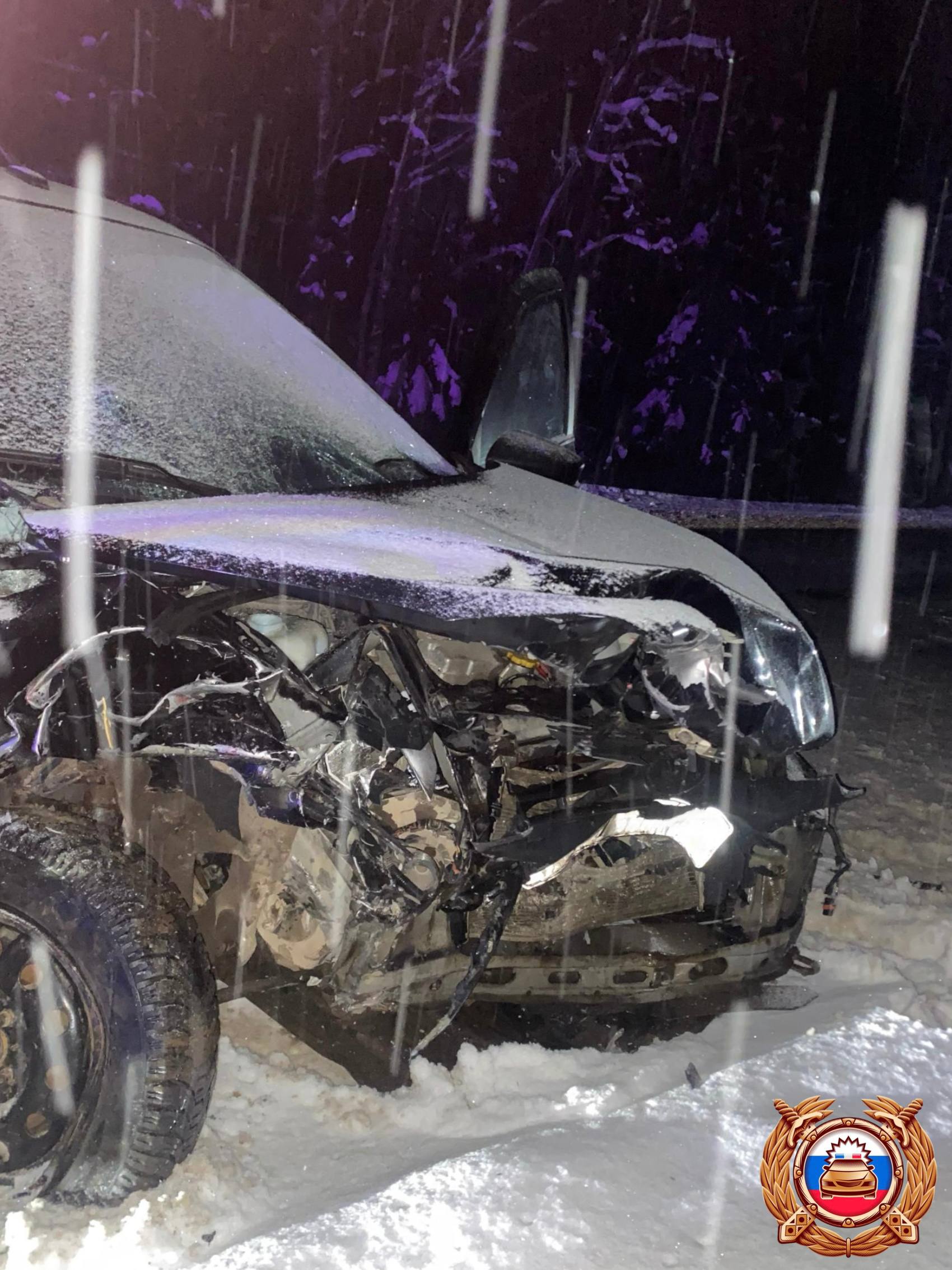 LADA и Mitsubishi лоб в лоб столкнулись на дороге под Тверью