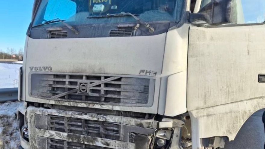 В Тверской области автомобиль врезался в ограждение, а потом в фуру