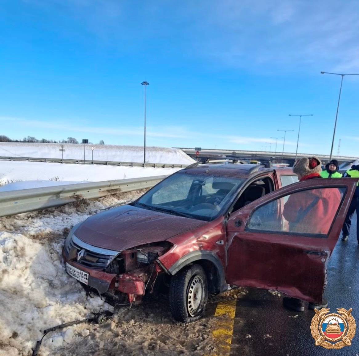 В Тверской области автомобиль врезался в ограждение, а потом в грузовик