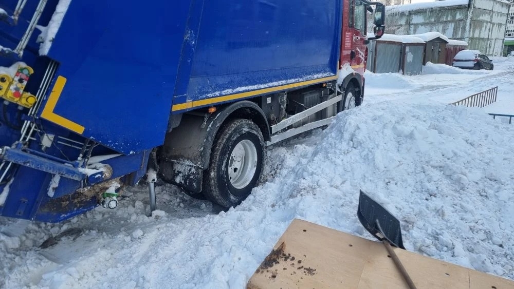 Во дворах Твери застревают мусоровозы