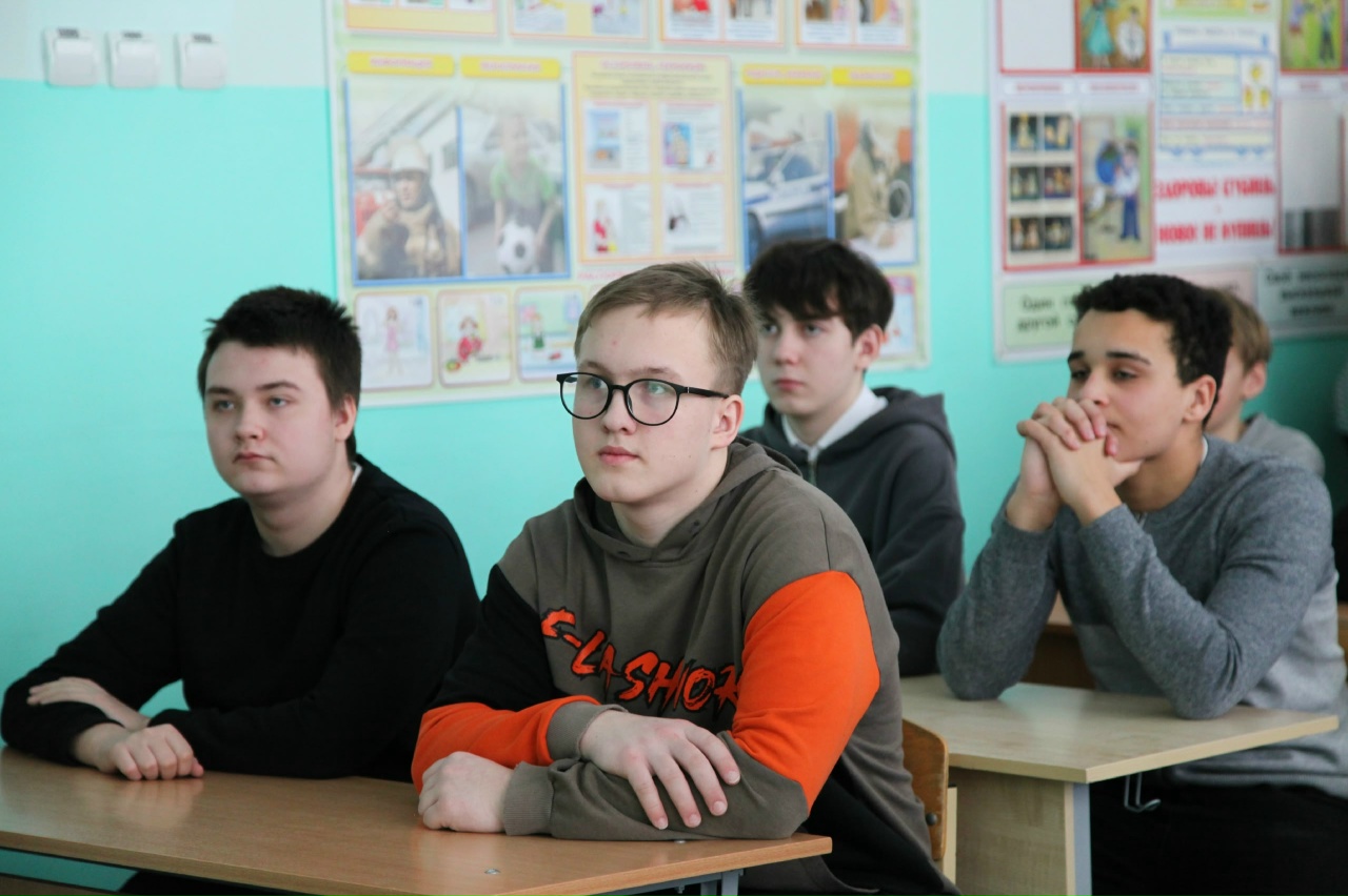 Офицер Следственного комитета провел со школьниками урок мужества