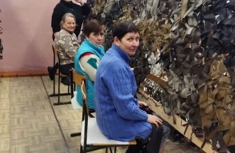 В Оленино женщины сплели пятисотую маскировочную сеть пятисотую