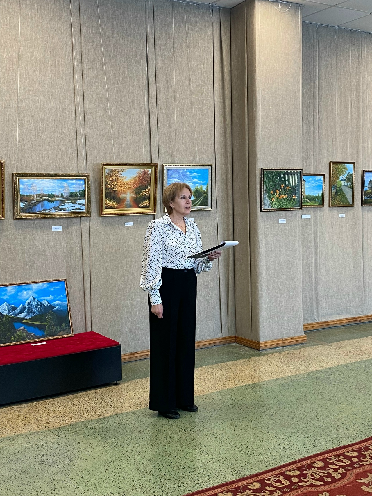 В Торопце открылась выставка "Дарите людям красоту"