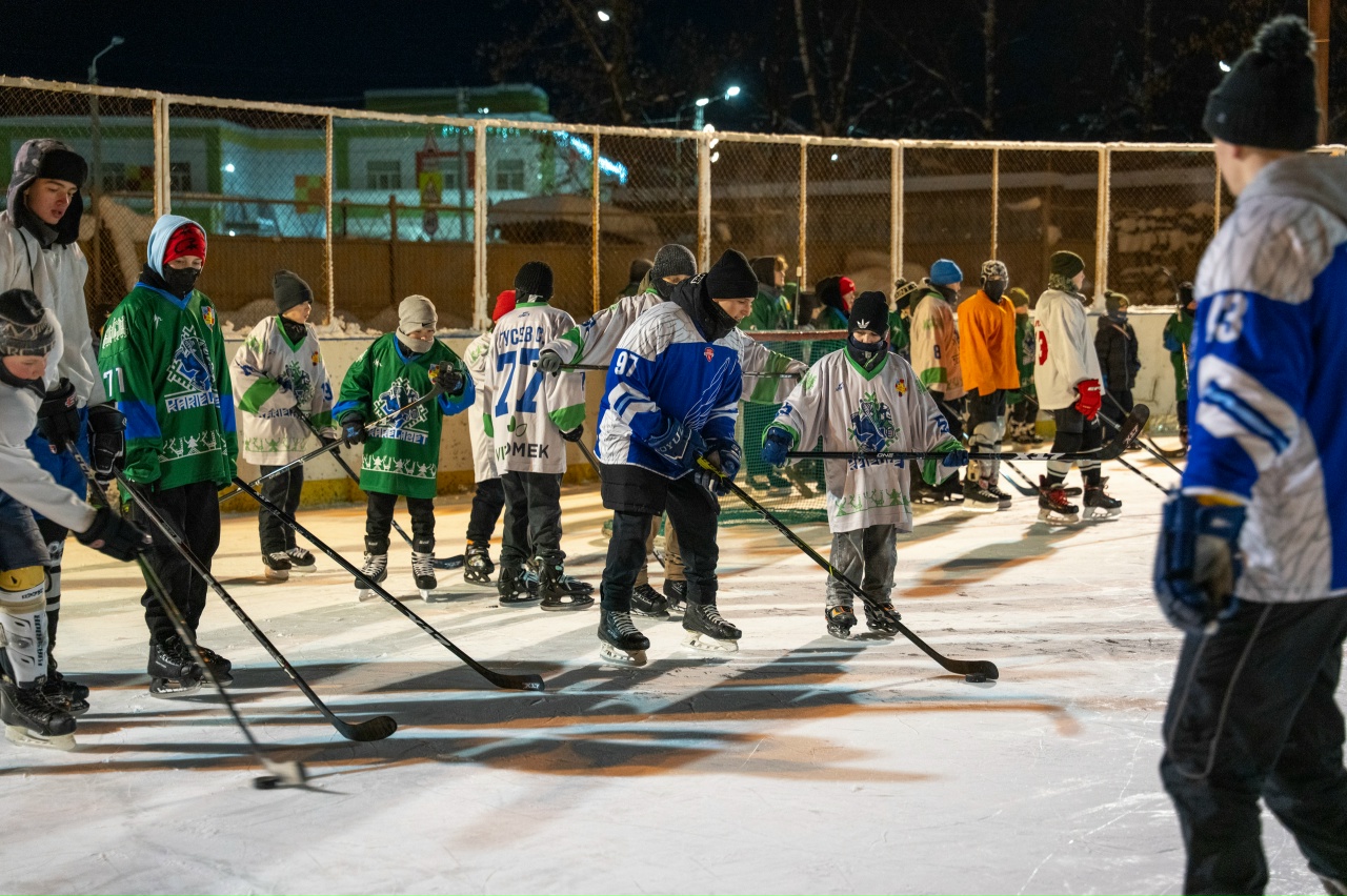 Юные хоккеисты из Лихославля получили подарки от звезды НХЛ