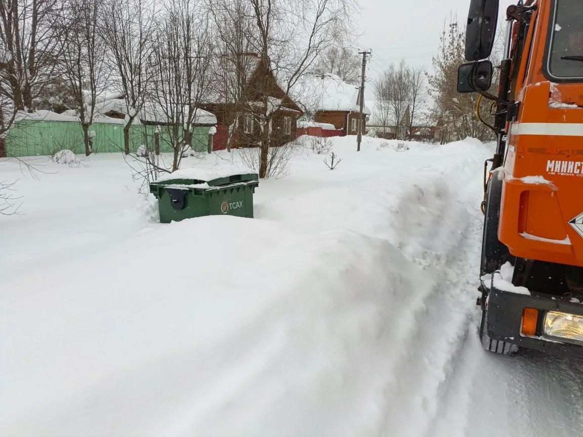 Во дворах Твери застревают мусоровозы