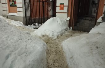 В Твери пешеходы рискуют здоровьем, идя по тротуару тротуару