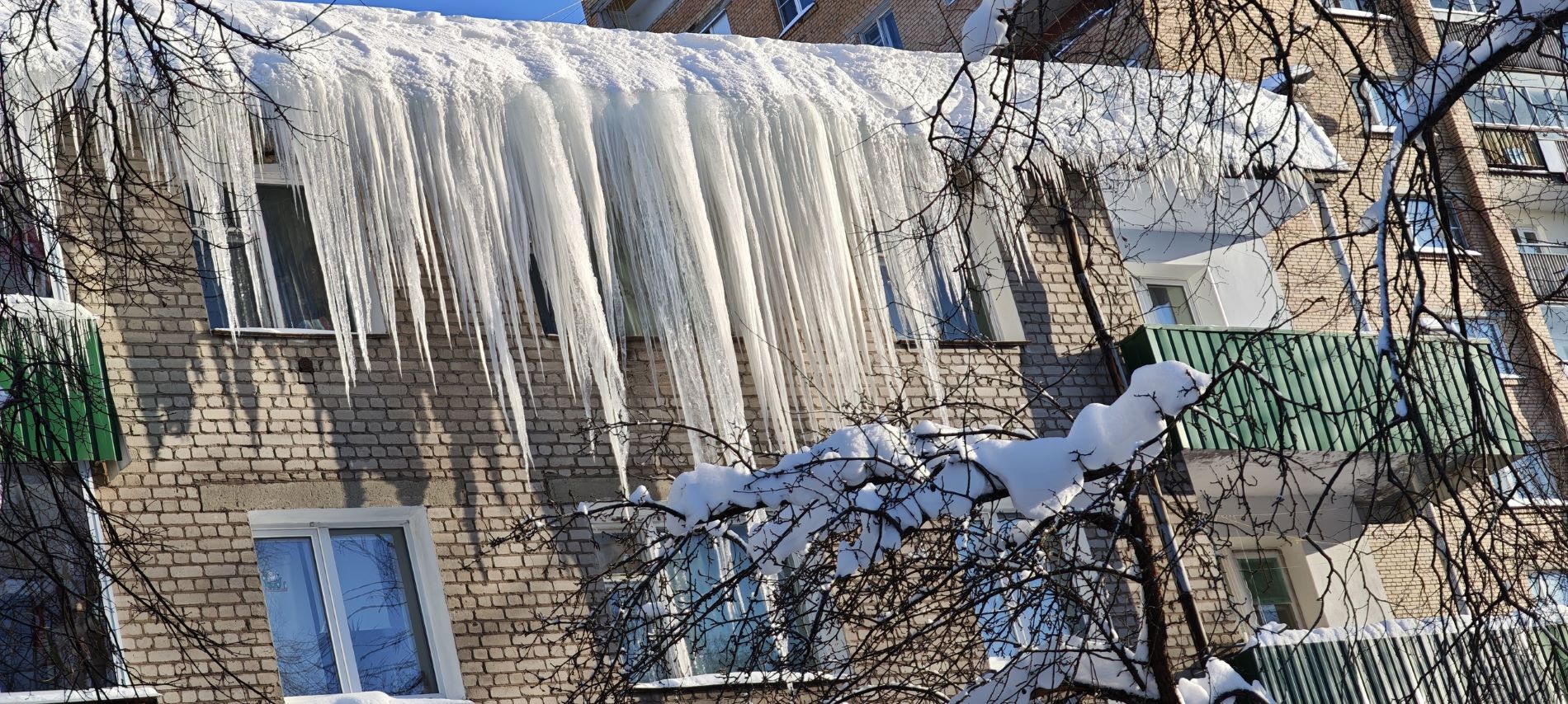 Жители Твери оказались в ледяном плену