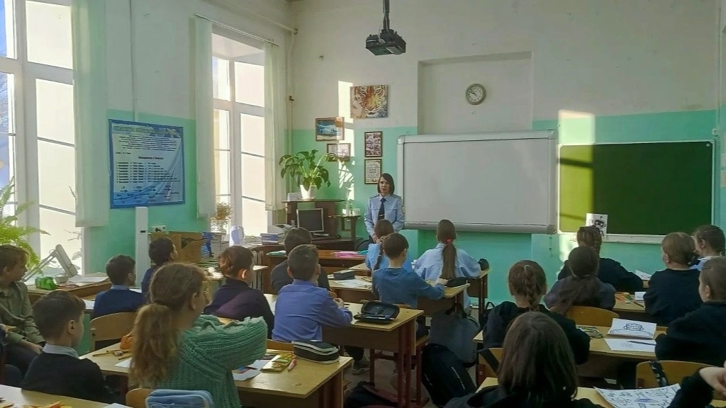 Школьникам Вышнего Волочка напомнили о безопасном поведении на дорогах