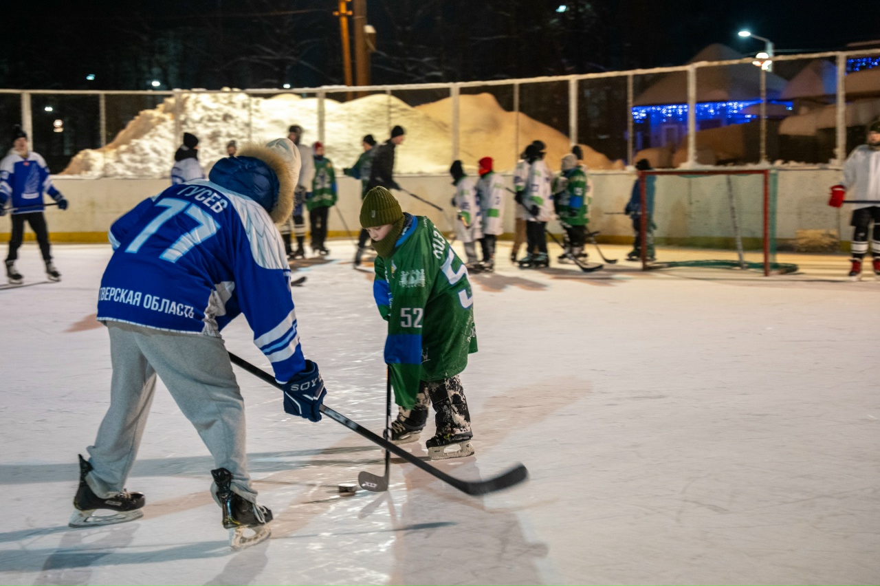 Юные хоккеисты из Лихославля получили подарки от звезды НХЛ