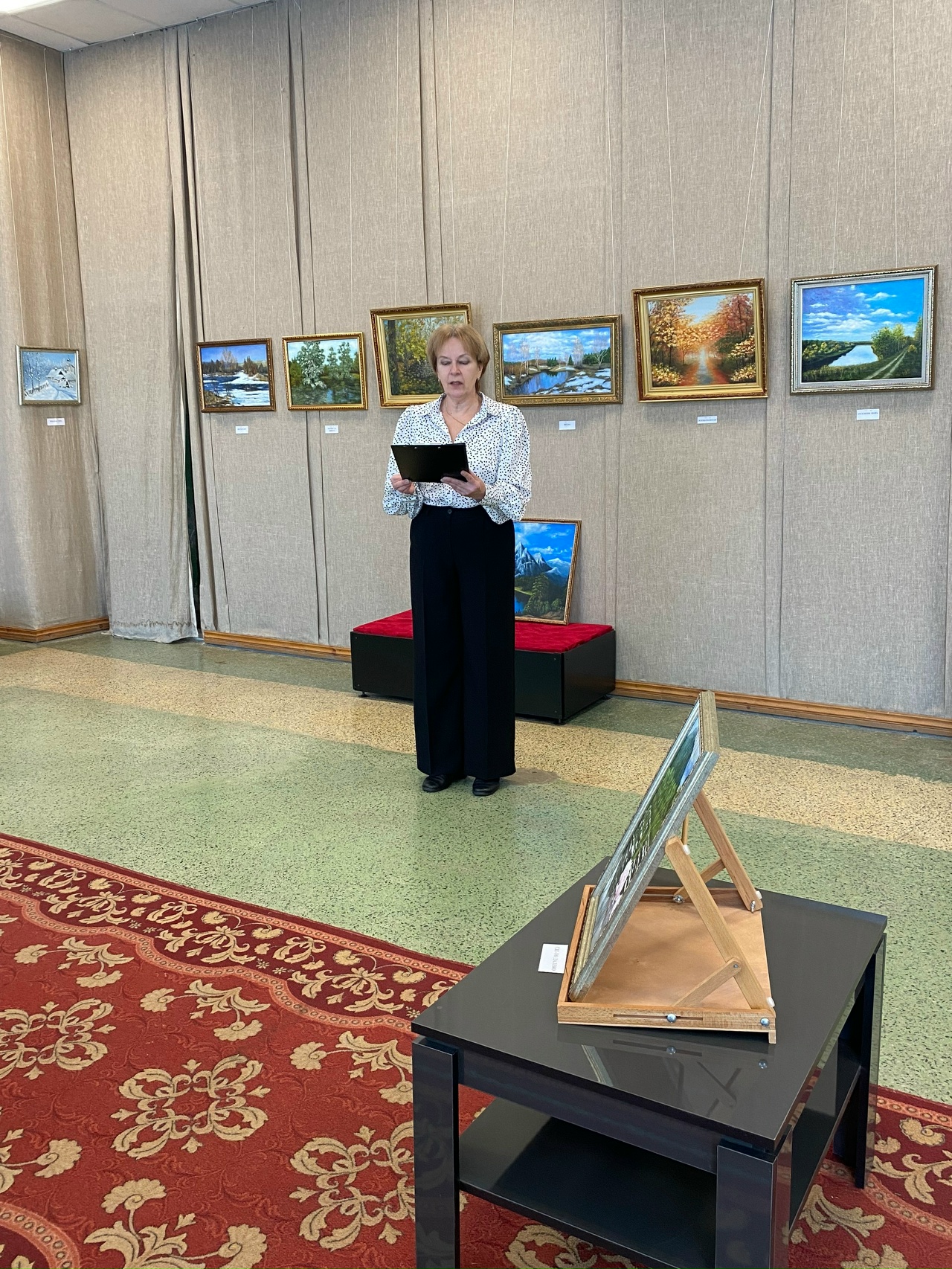 В Торопце открылась выставка "Дарите людям красоту"