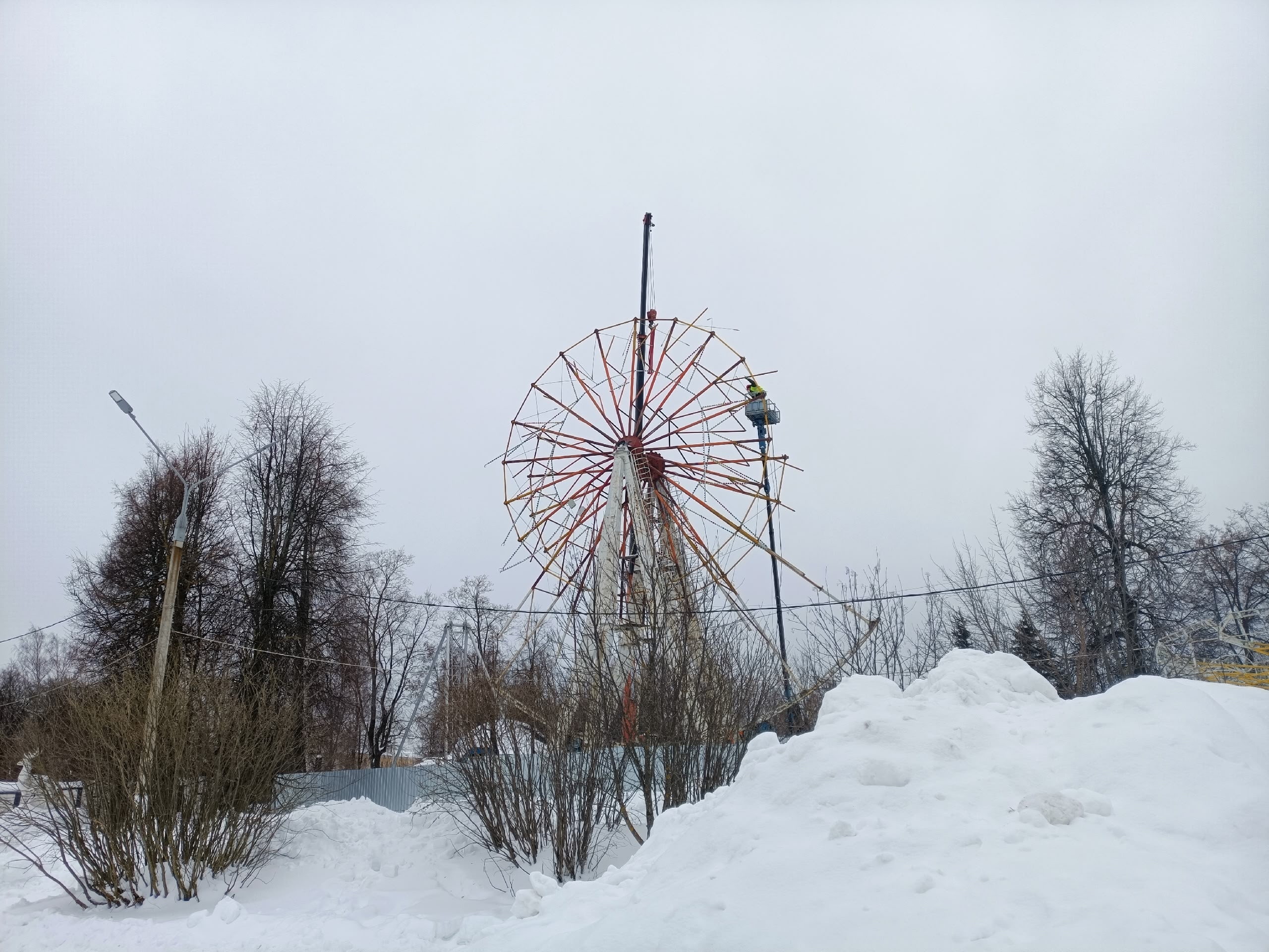 Появились кадры демонтажа колеса обозрения в Твери