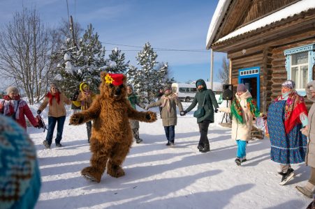 Гости из Карелии "разбудили" медведя в Лихославльском округе