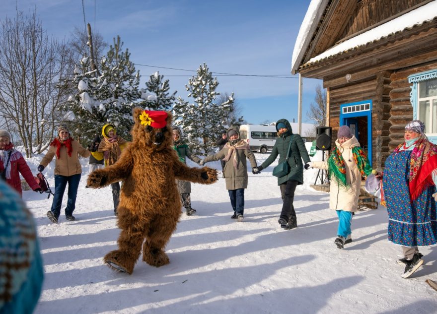 Гости из Карелии "разбудили" медведя в Лихославльском округе