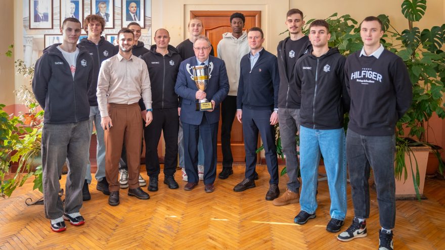 баскетболистами