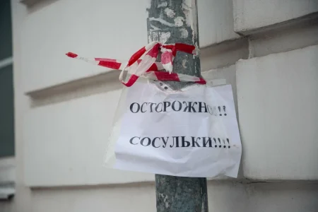 Ещё одна жертва весны: В Твери на мужчину обрушилась глыба льда