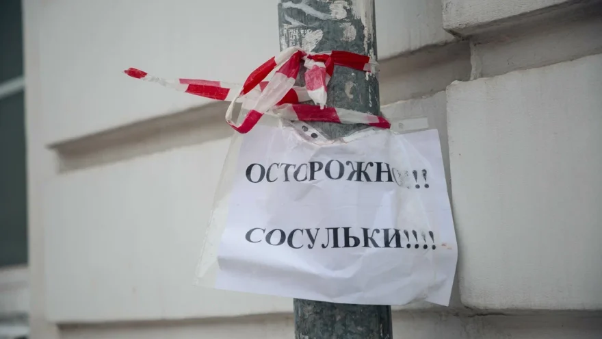 Ещё одна жертва весны: В Твери на мужчину обрушилась глыба льда