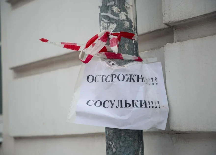 Ещё одна жертва весны: в Твери на мужчину обрушилась глыба льда