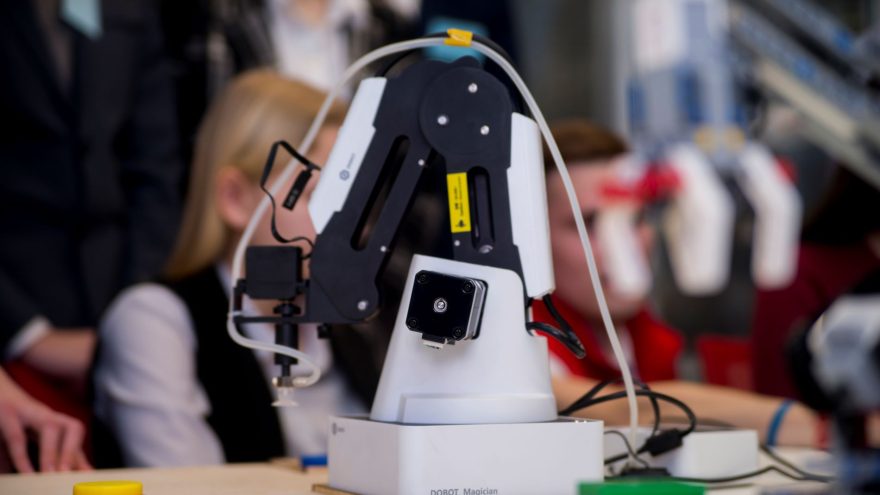 Глава региона Виталий Королев поздравил работников научной сферы Тверской области с Днем российской науки