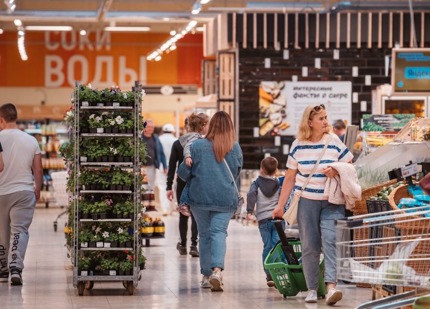 Билайн и «Группа Лента» запустили социальный видеоролик в поддержку «ЛизаАлерт» на экранах в магазинах