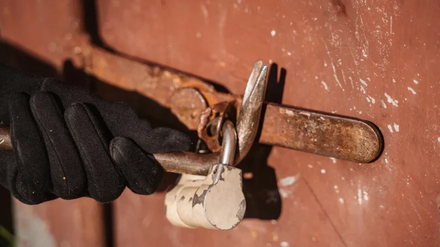 В Тверской области поймали мужчину, укравшего из хлебной лавки 16 тысяч рублей