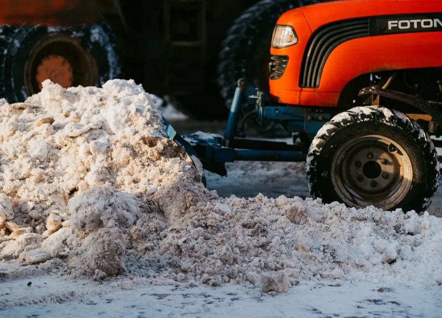 После вмешательства прокуратуры в Тверской области расчистили заснеженные дороги