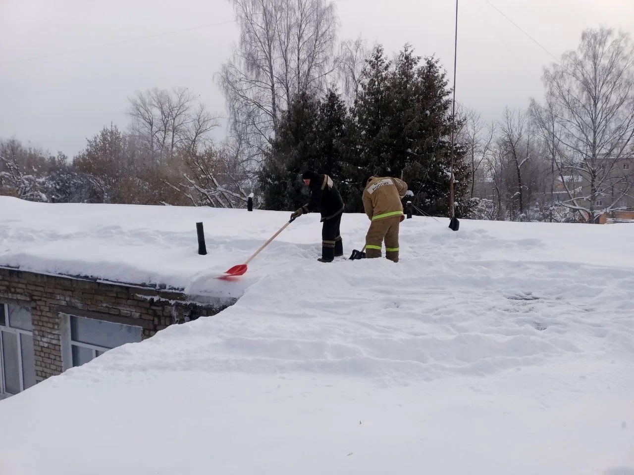 В Тверской области к уборке снега подключились предприятия и школы