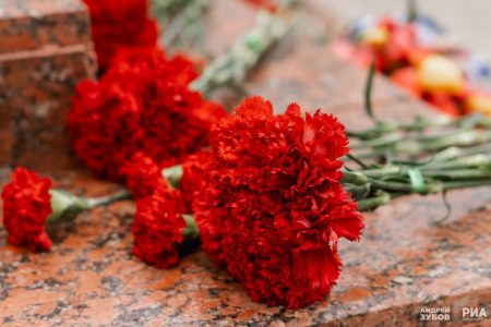 В городе Бологое жители собрались у Вечного огня, чтобы почтить память героев